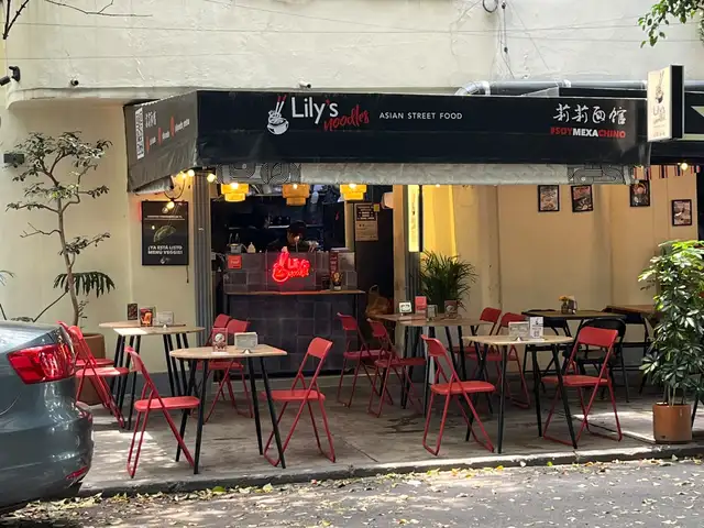 Fachada y terraza reales de Lily's Noodles Condesa