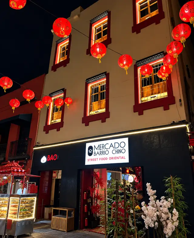 Fachada real del Mercado Barrio Chino donde se encuentra Lily's Noodles
