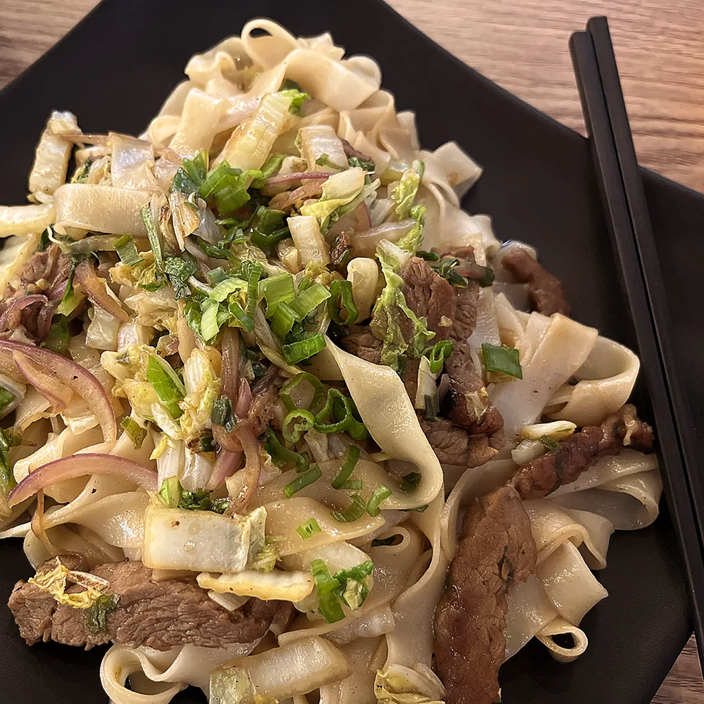 Sahofan salteado al wok de Lily's Noodles
