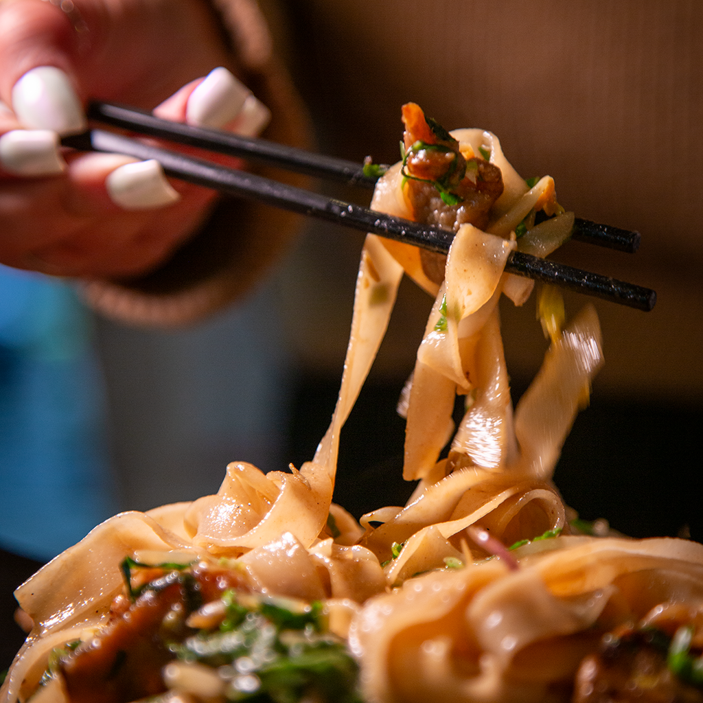 Sahofan salteado al wok recién servido en Lily's Noodles